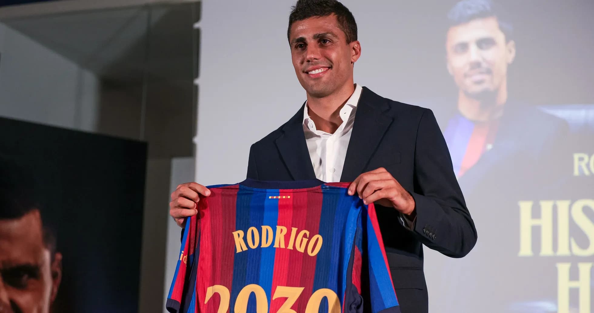 Jugador presentando camiseta de Barcelona con su nombre Jugador presentando camiseta de Barcelona con su nombre