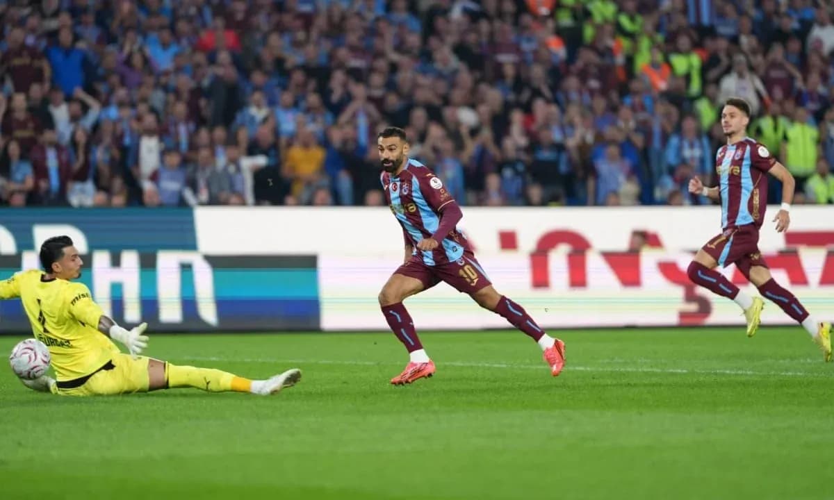 Jugador de Trabzonspor superando al portero rival Jugador de Trabzonspor superando al portero rival
