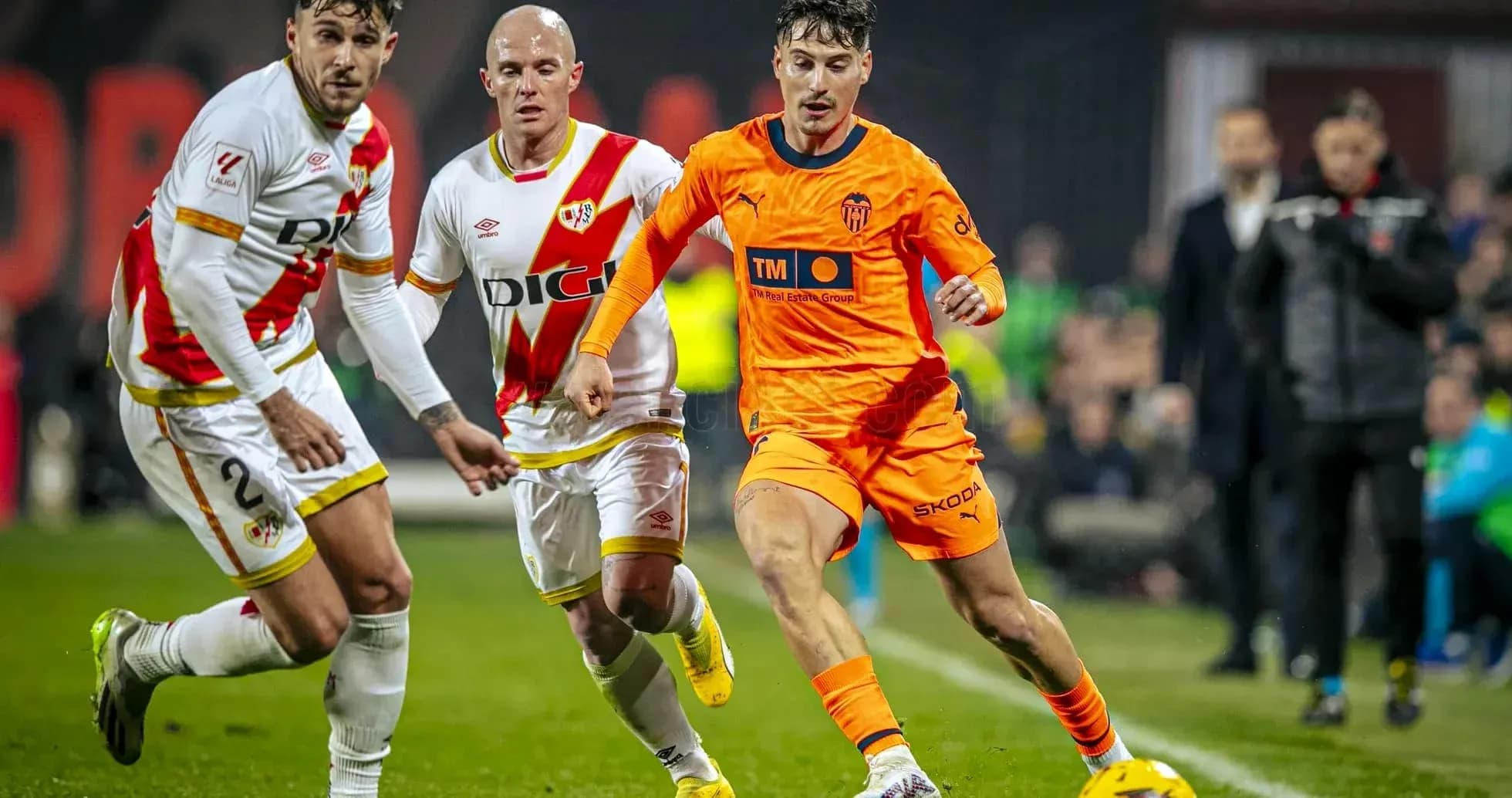 Jugadores de Valencia y Rayo Vallecano en acción Jugadores de Valencia y Rayo Vallecano en acción