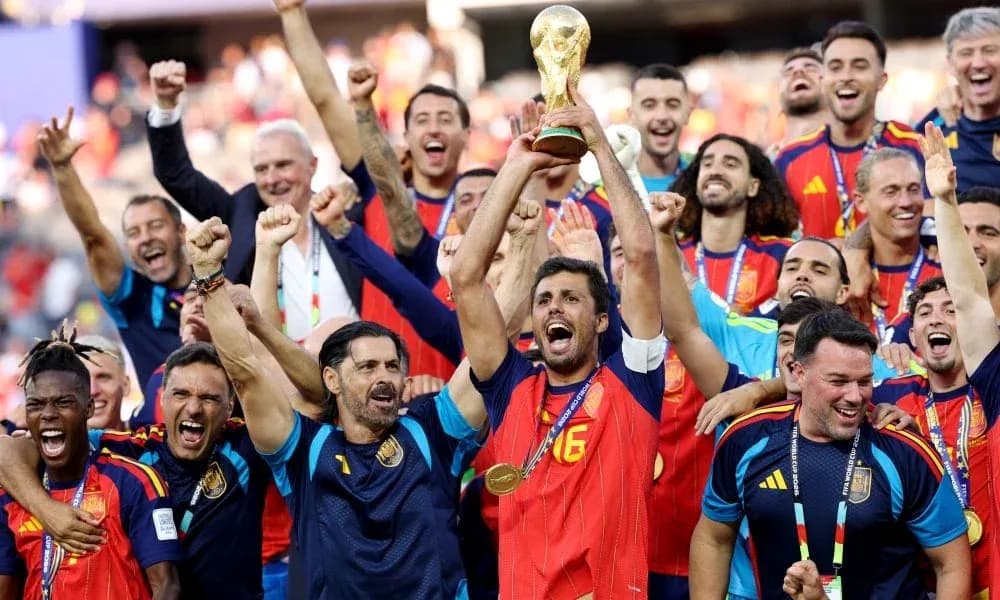 Jugadores de España celebrando con el trofeo del Mundial Jugadores de España celebrando con el trofeo del Mundial