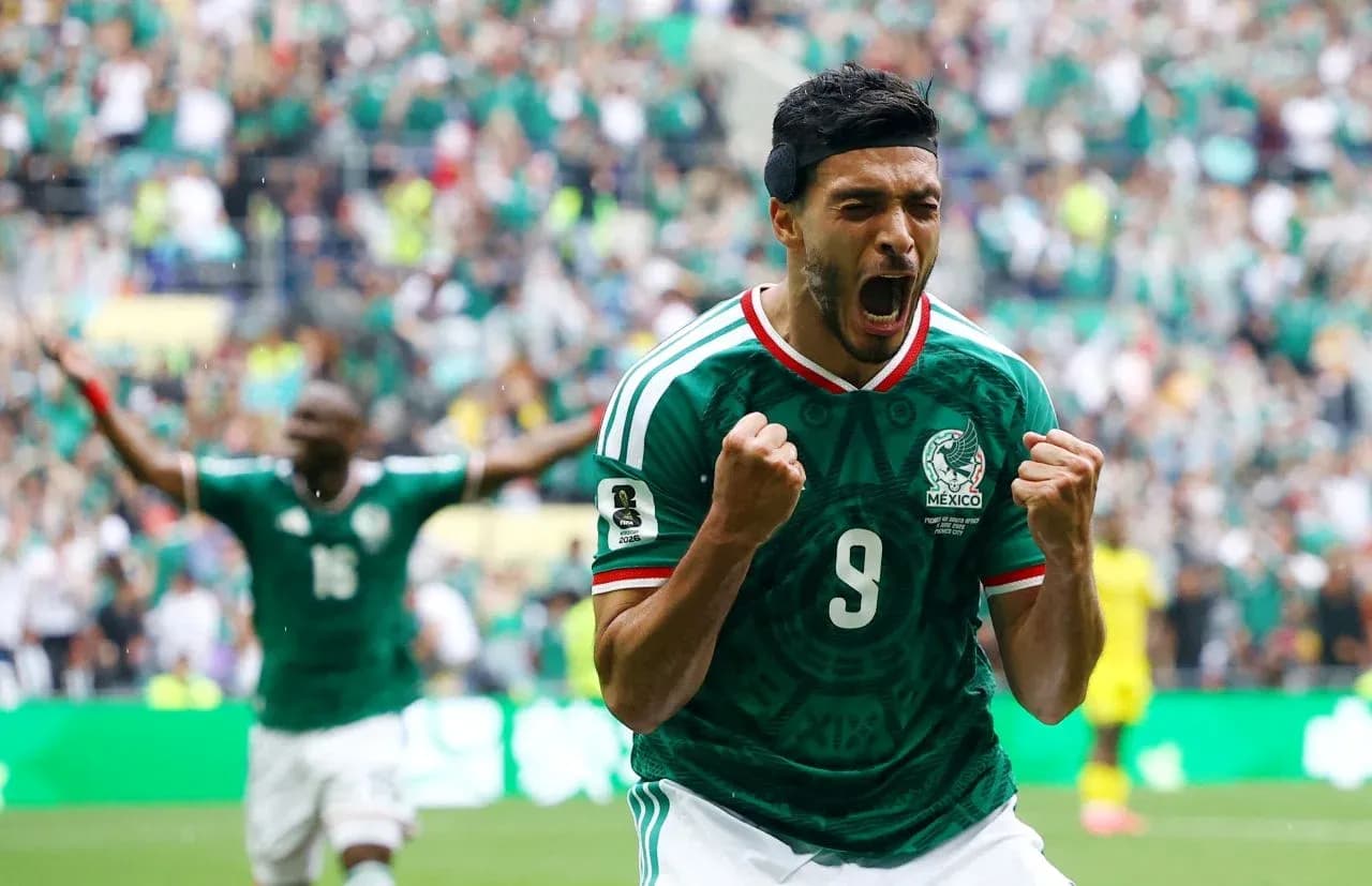 Jugador mexicano celebra un gol en el estadio Jugador mexicano celebra un gol en el estadio