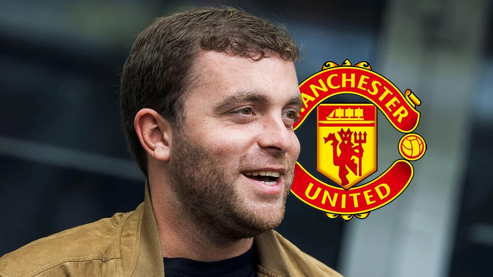 Persona sonriendo con logo de Manchester United de fondo Persona sonriendo con logo de Manchester United de fondo