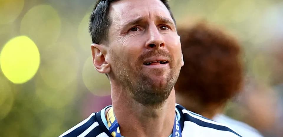 Jugador con medalla de campeón en celebración Jugador con medalla de campeón en celebración