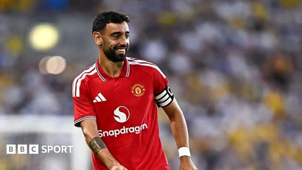 Bruno Fernandes sonriendo con camiseta de Manchester United Bruno Fernandes sonriendo con camiseta de Manchester United