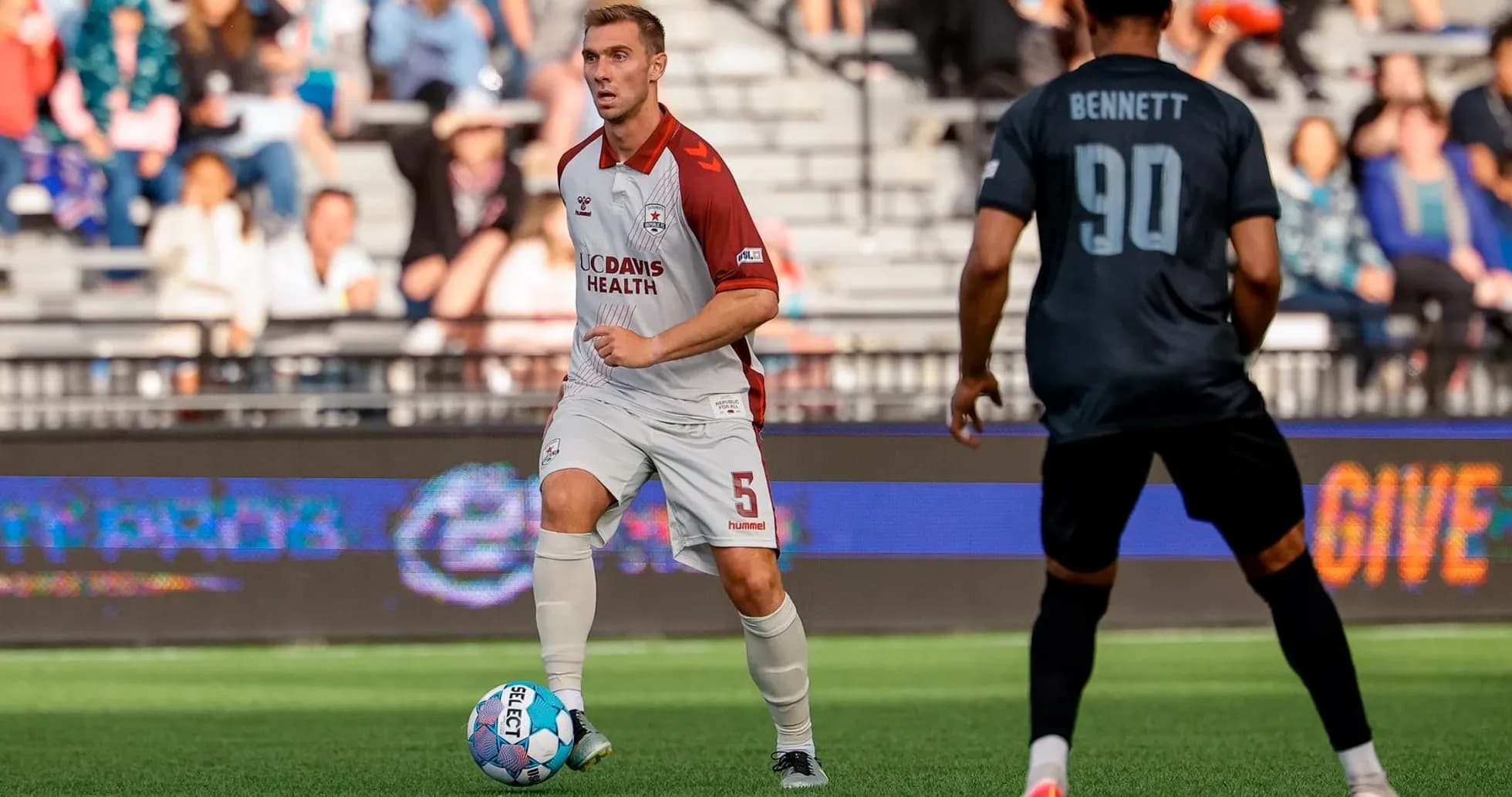 Jugador de Sacramento Republic con el balón Jugador de Sacramento Republic con el balón