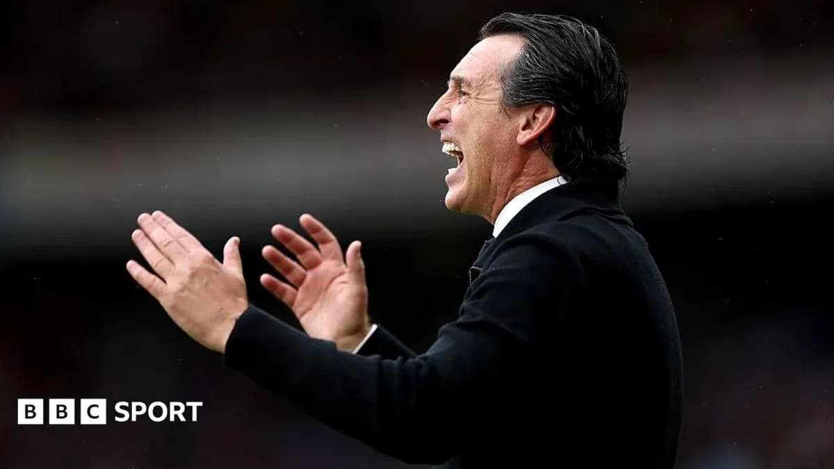 Entrenador aplaudiendo durante un partido Entrenador aplaudiendo durante un partido