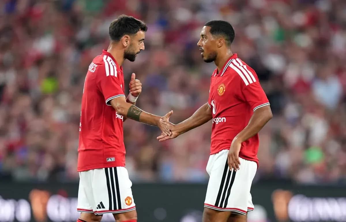 Jugadores de Manchester United intercambiando gestos en el campo Jugadores de Manchester United intercambiando gestos en el campo