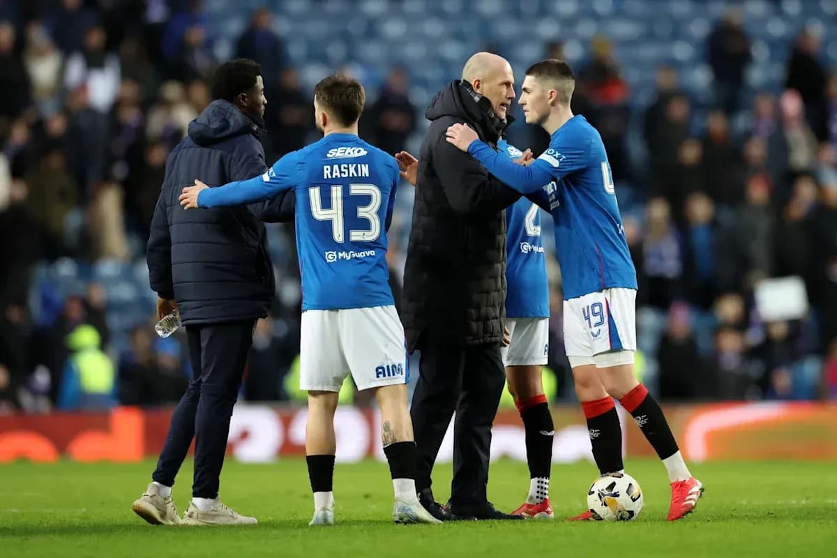 Jugadores y entrenador en el campo tras el partido Jugadores y entrenador en el campo tras el partido