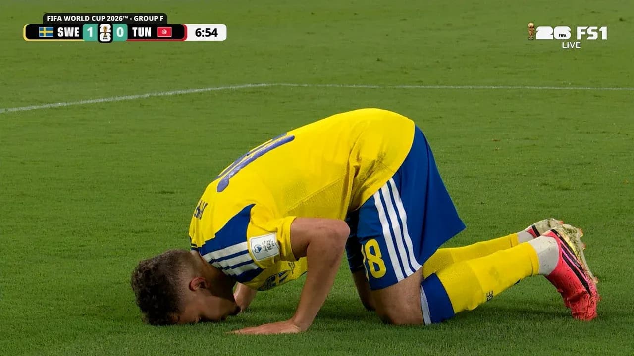 Jugador de Suecia celebrando un gol Jugador de Suecia celebrando un gol