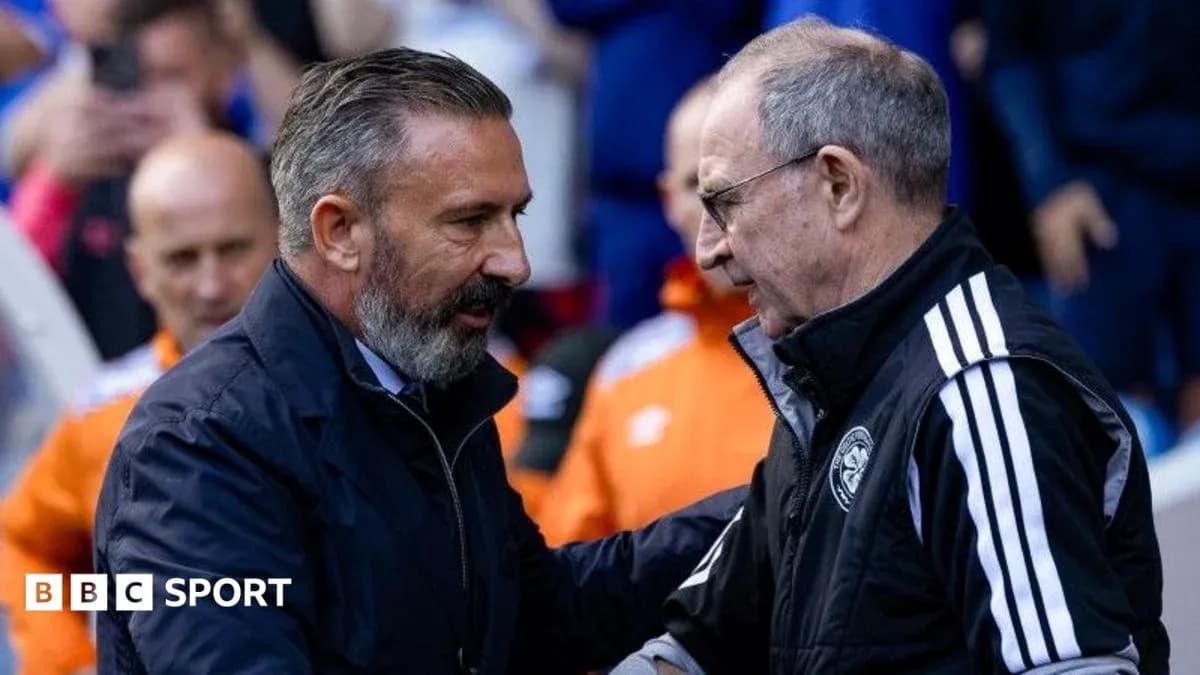 Entrenadores saludándose antes del partido Entrenadores saludándose antes del partido