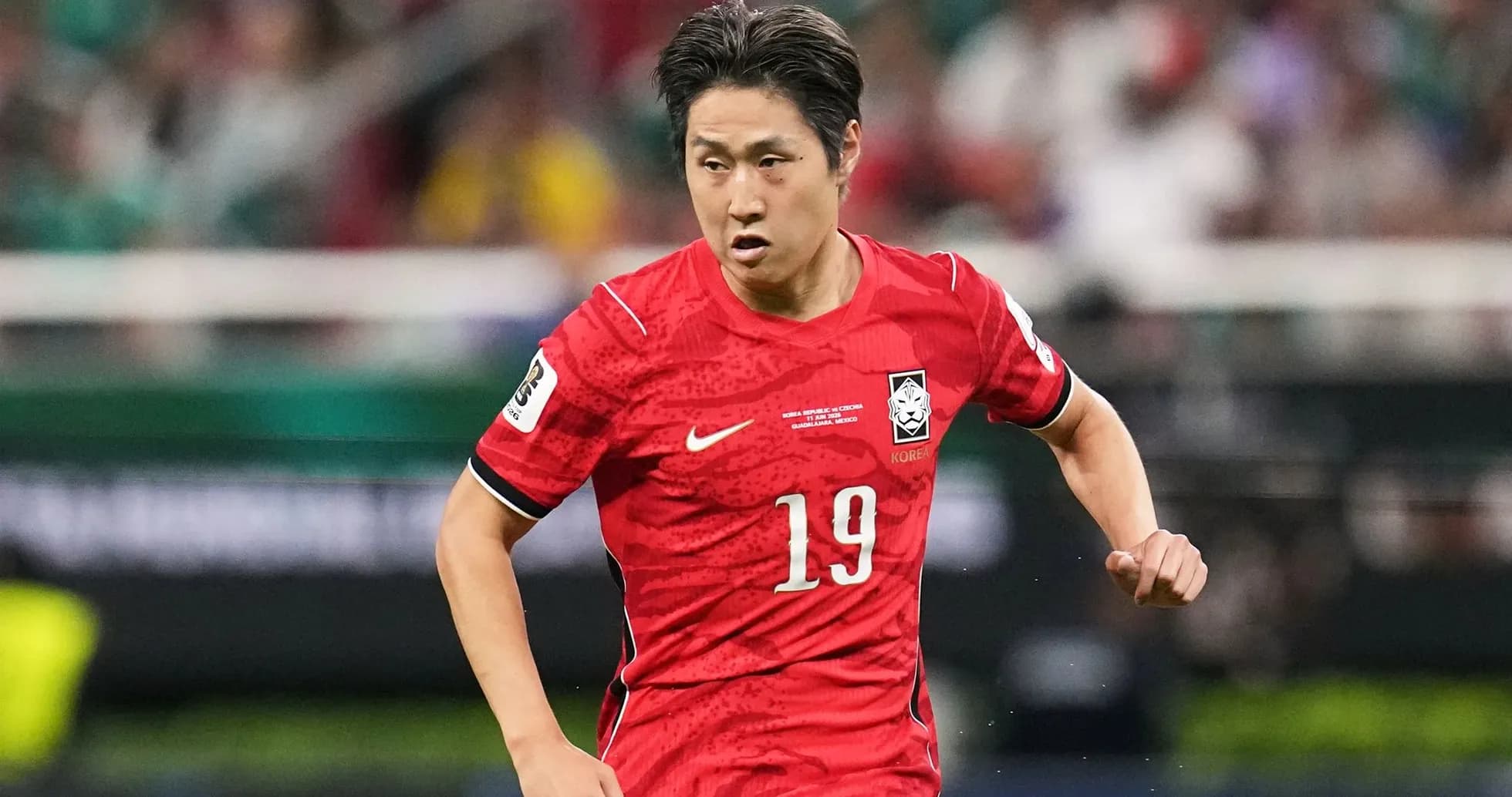 Jugador de Corea del Sur corriendo en el campo Jugador de Corea del Sur corriendo en el campo