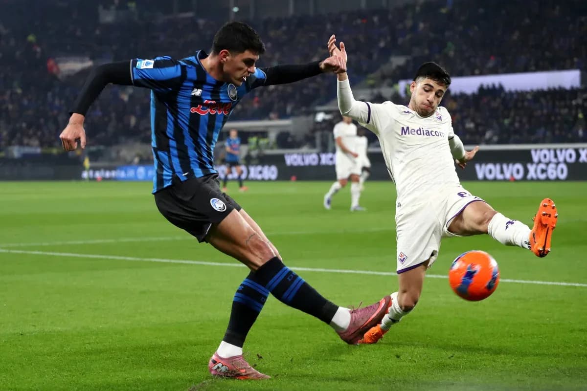 Jugador de Fiorentina intenta patear el balón Jugador de Fiorentina intenta patear el balón