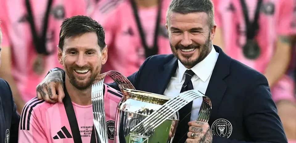 Lionel Messi y David Beckham celebrando con trofeo Lionel Messi y David Beckham celebrando con trofeo