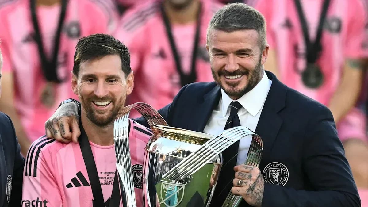 Lionel Messi y David Beckham celebrando con trofeo Lionel Messi y David Beckham celebrando con trofeo