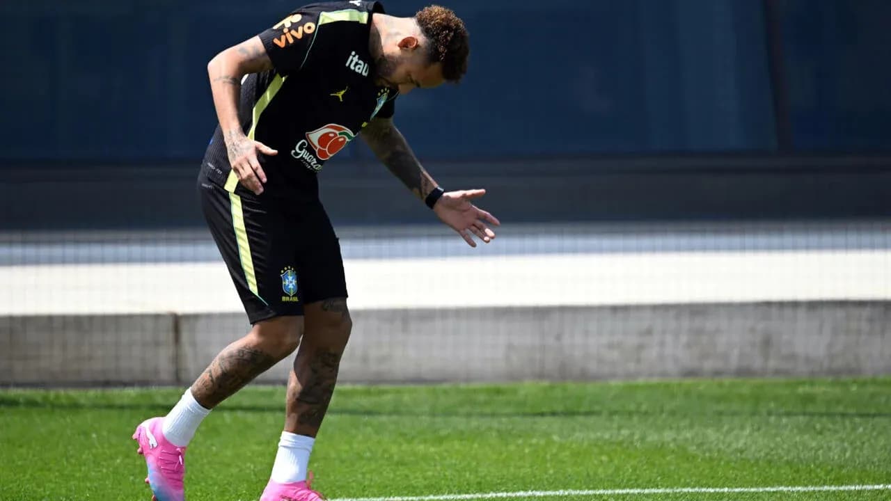 Neymar entrenando en el campo de fútbol Neymar entrenando en el campo de fútbol