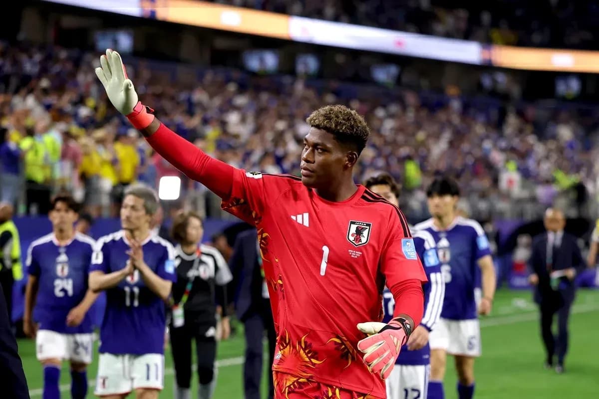 Portero japonés saludando al público tras el partido Portero japonés saludando al público tras el partido