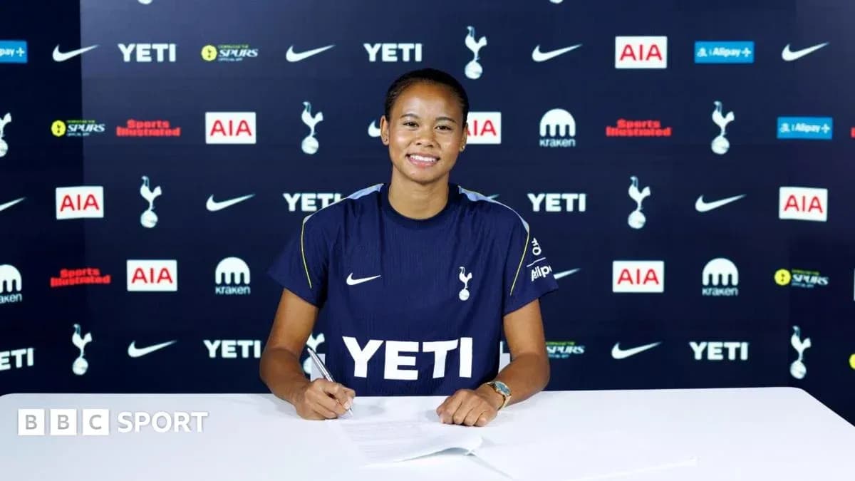 Jugadora de Tottenham firmando contrato en rueda de prensa Jugadora de Tottenham firmando contrato en rueda de prensa