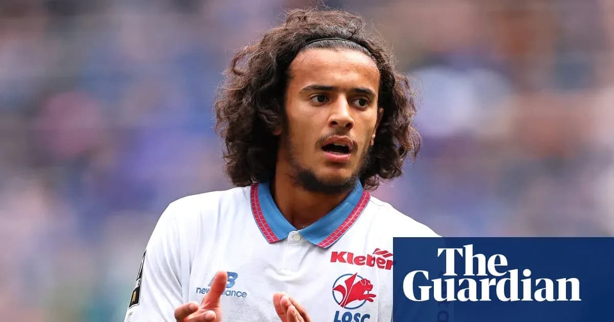 Jugador de fútbol con camiseta blanca en acción Jugador de fútbol con camiseta blanca en acción