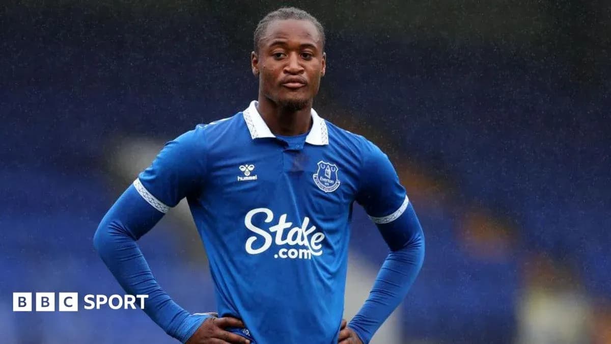 Jugador de Everton en uniforme azul durante partido Jugador de Everton en uniforme azul durante partido