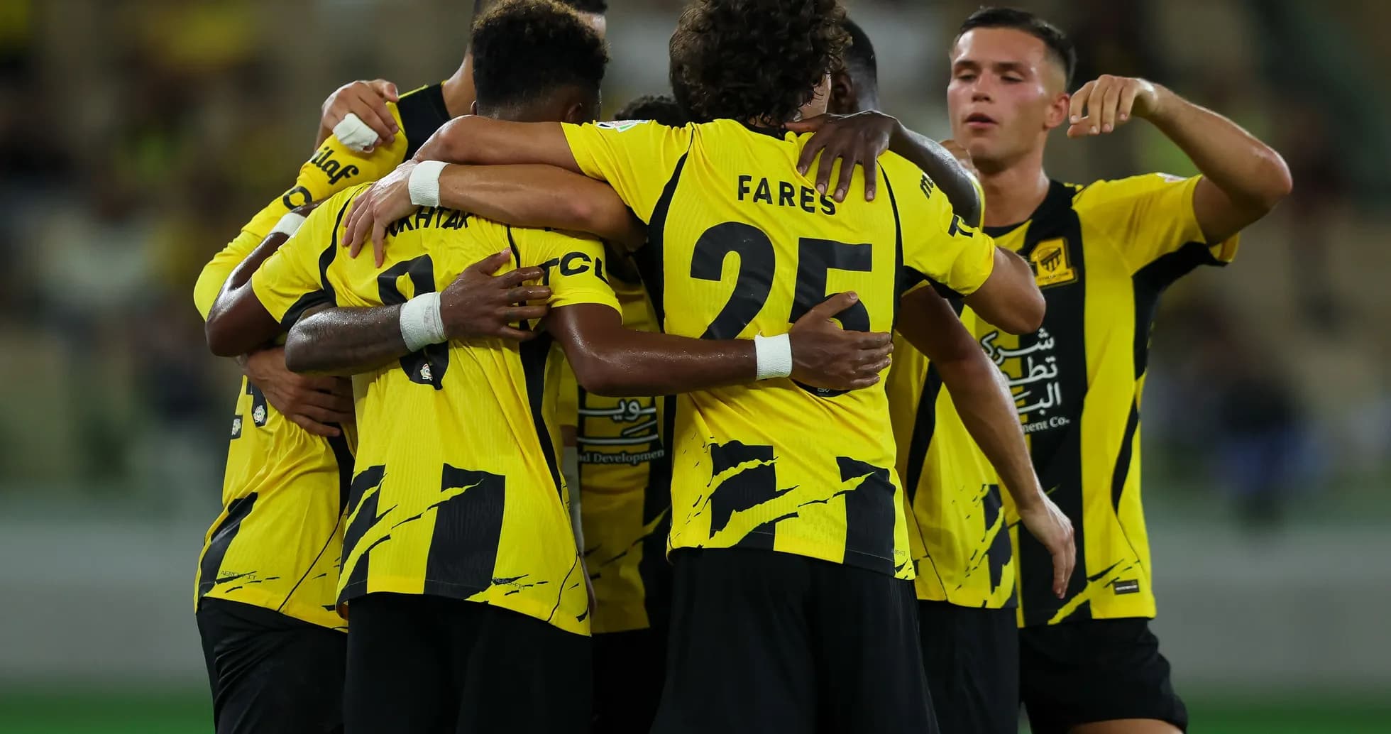 Jugadores de equipo celebrando un gol juntos Jugadores de equipo celebrando un gol juntos
