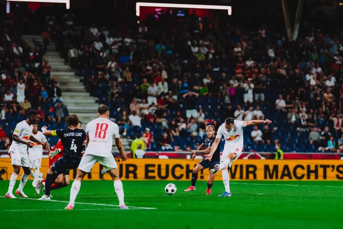 Jugadores de Red Bull Salzburg en acción Jugadores de Red Bull Salzburg en acción