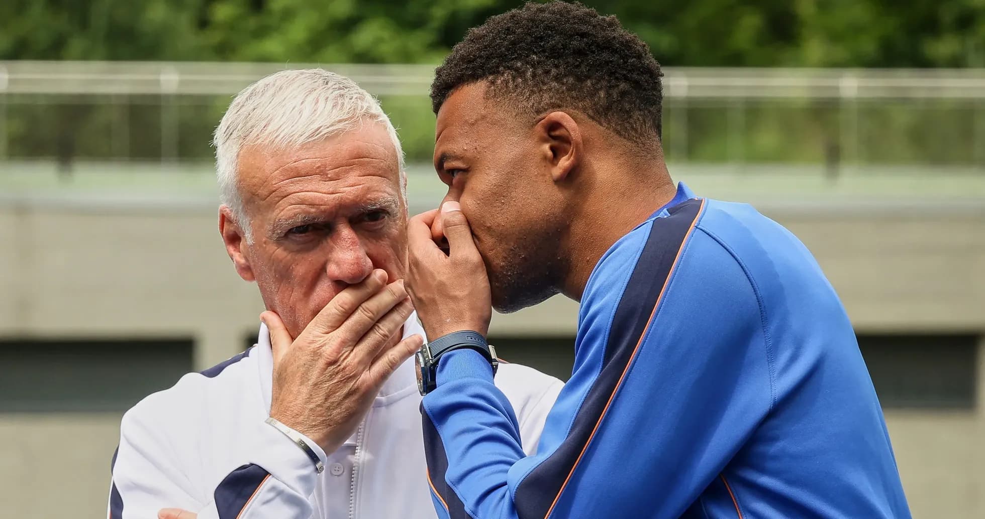 Entrenador y jugador conversando en el campo Entrenador y jugador conversando en el campo