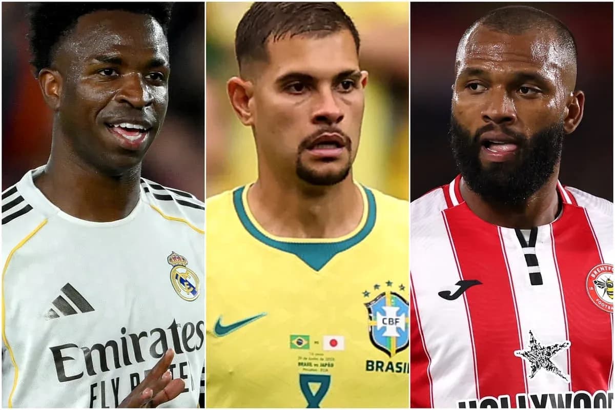 Tres jugadores de fútbol en diferentes camisetas Tres jugadores de fútbol en diferentes camisetas
