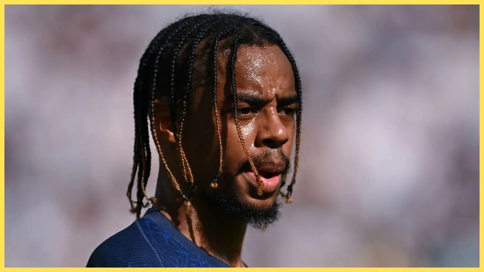 Jugador con trenzas en el campo durante el partido Jugador con trenzas en el campo durante el partido