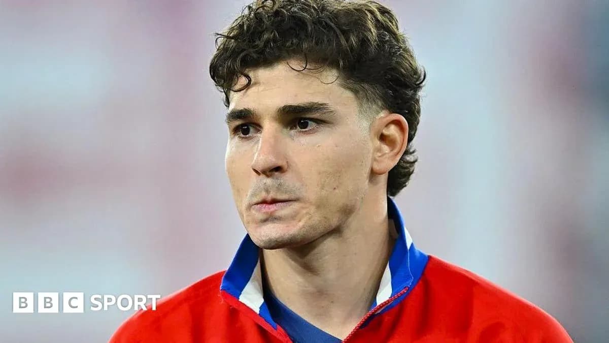 Jugador con camiseta roja mirando hacia adelante Jugador con camiseta roja mirando hacia adelante