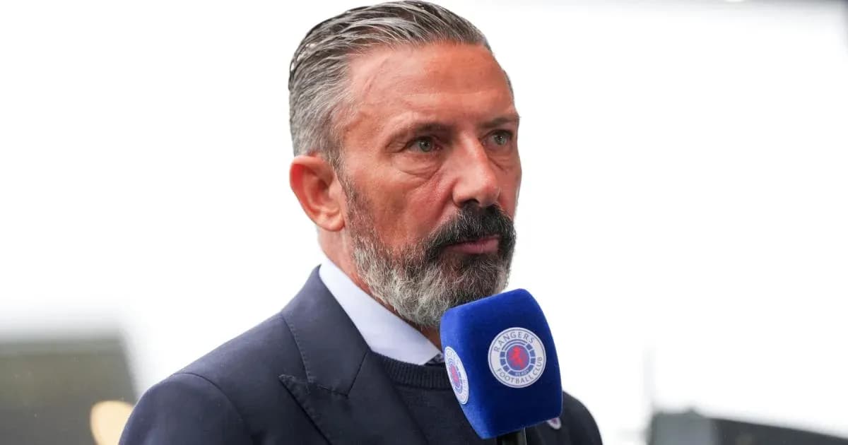 Hombre hablando en micrófono de entrevistas deportivas Hombre hablando en micrófono de entrevistas deportivas