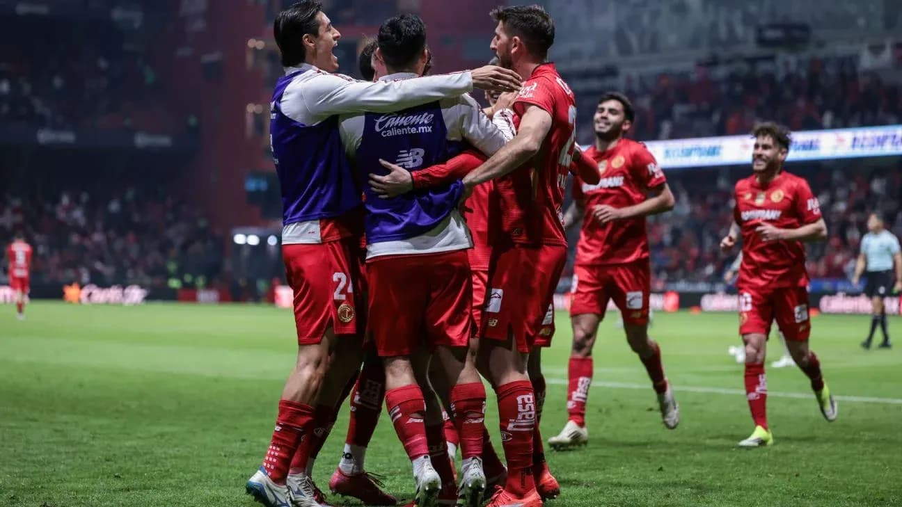 Jugadores de Toluca celebrando un gol Jugadores de Toluca celebrando un gol