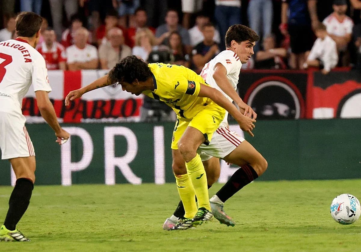 Jugadores de Villarreal y Sevilla en acción Jugadores de Villarreal y Sevilla en acción