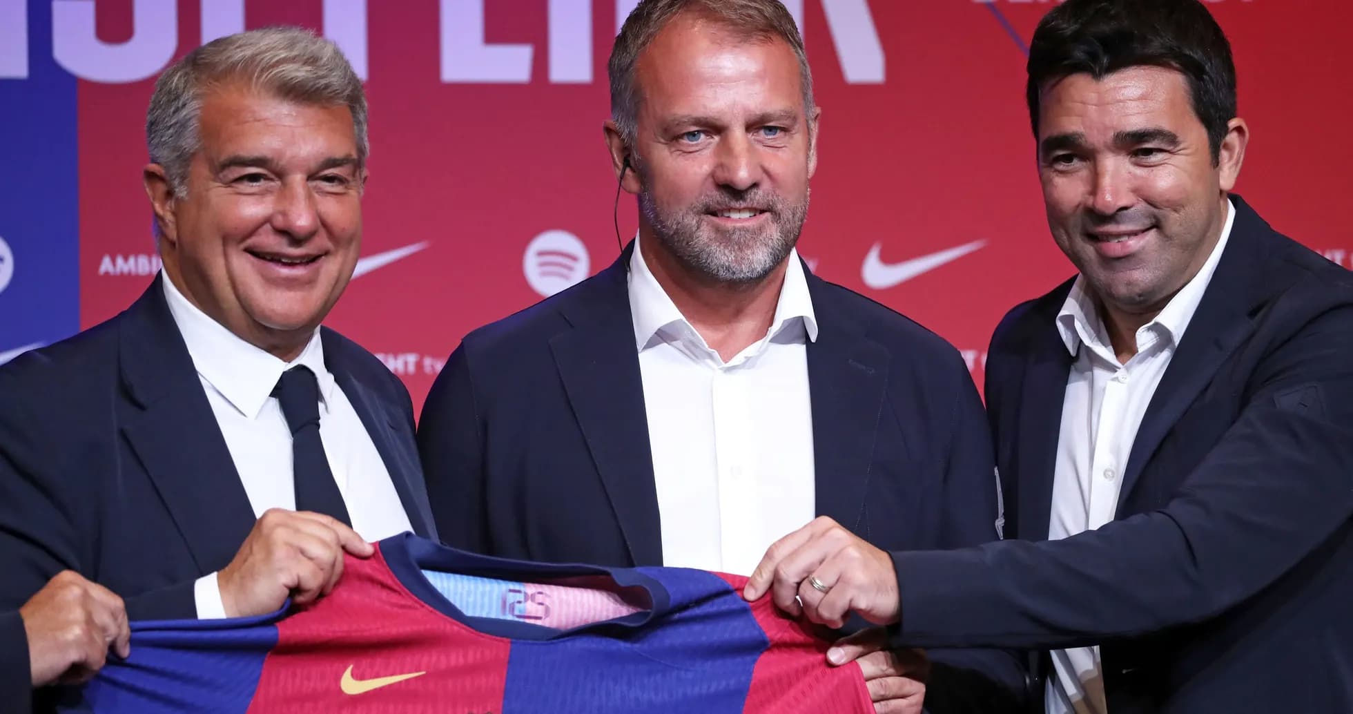 Tres personas sosteniendo una camiseta del FC Barcelona Tres personas sosteniendo una camiseta del FC Barcelona