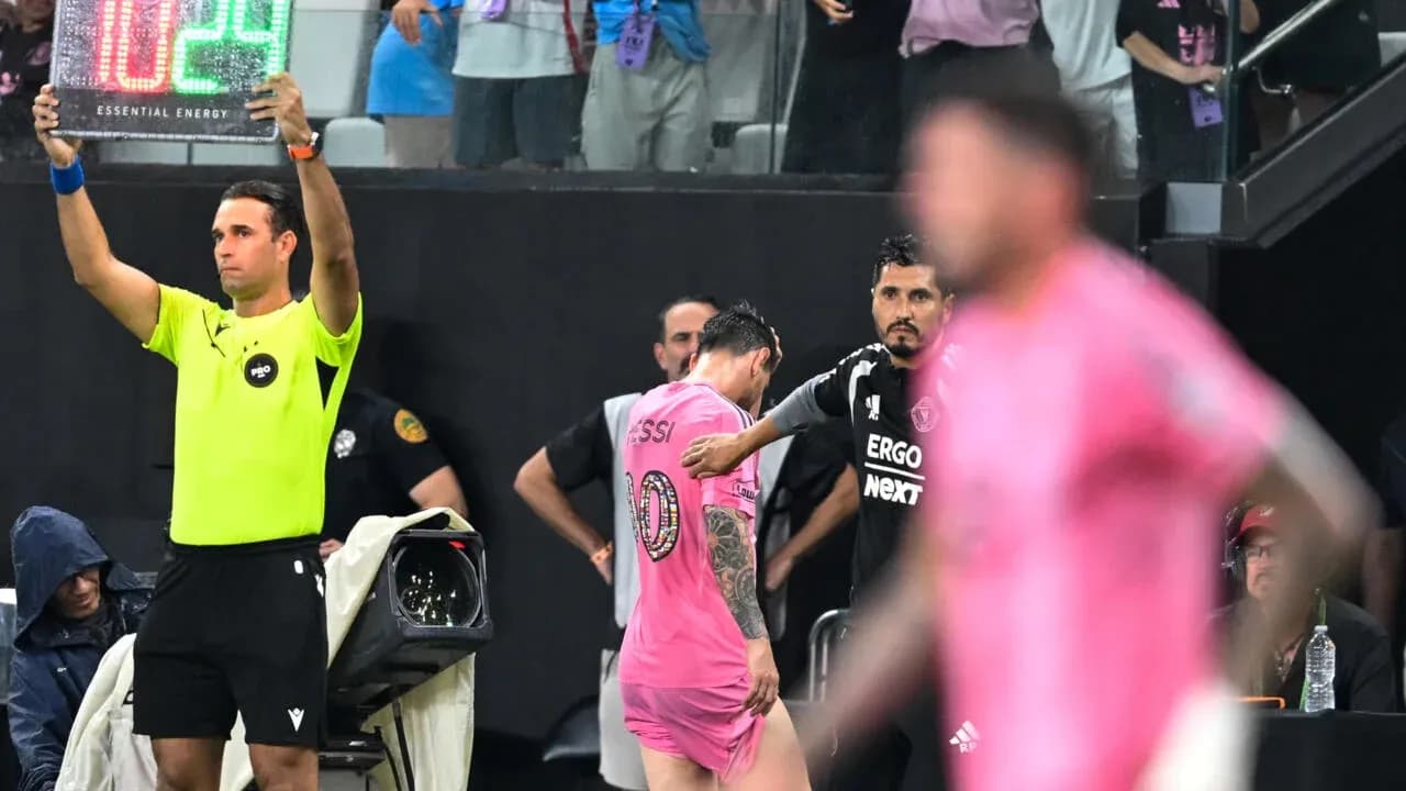 Jugador con camiseta rosa saliendo del campo Jugador con camiseta rosa saliendo del campo