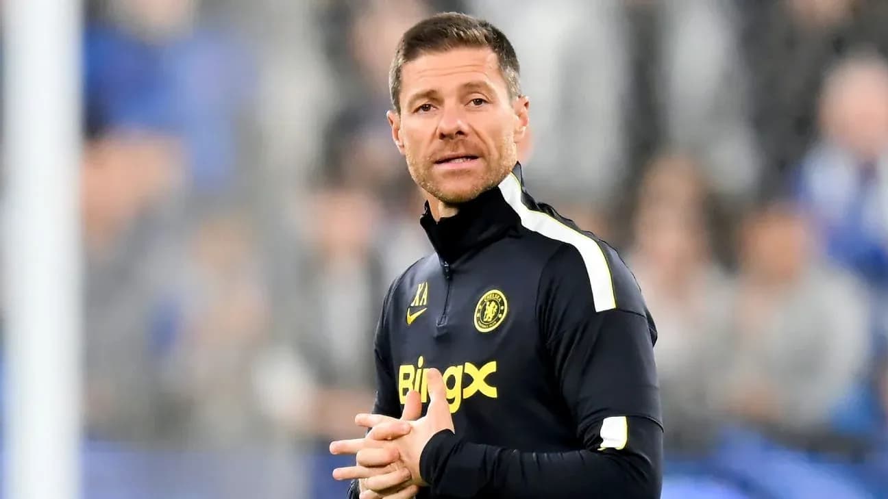 Entrenador de fútbol en el campo durante el partido Entrenador de fútbol en el campo durante el partido
