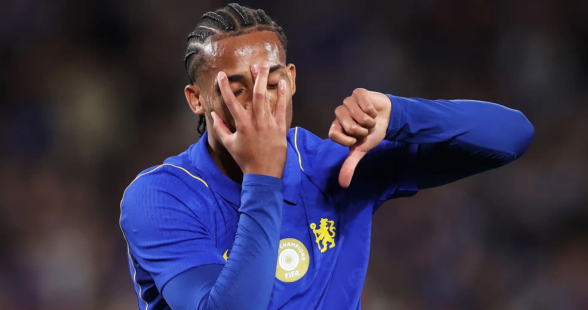 Jugador de Chelsea mostrando un gesto negativo Jugador de Chelsea mostrando un gesto negativo