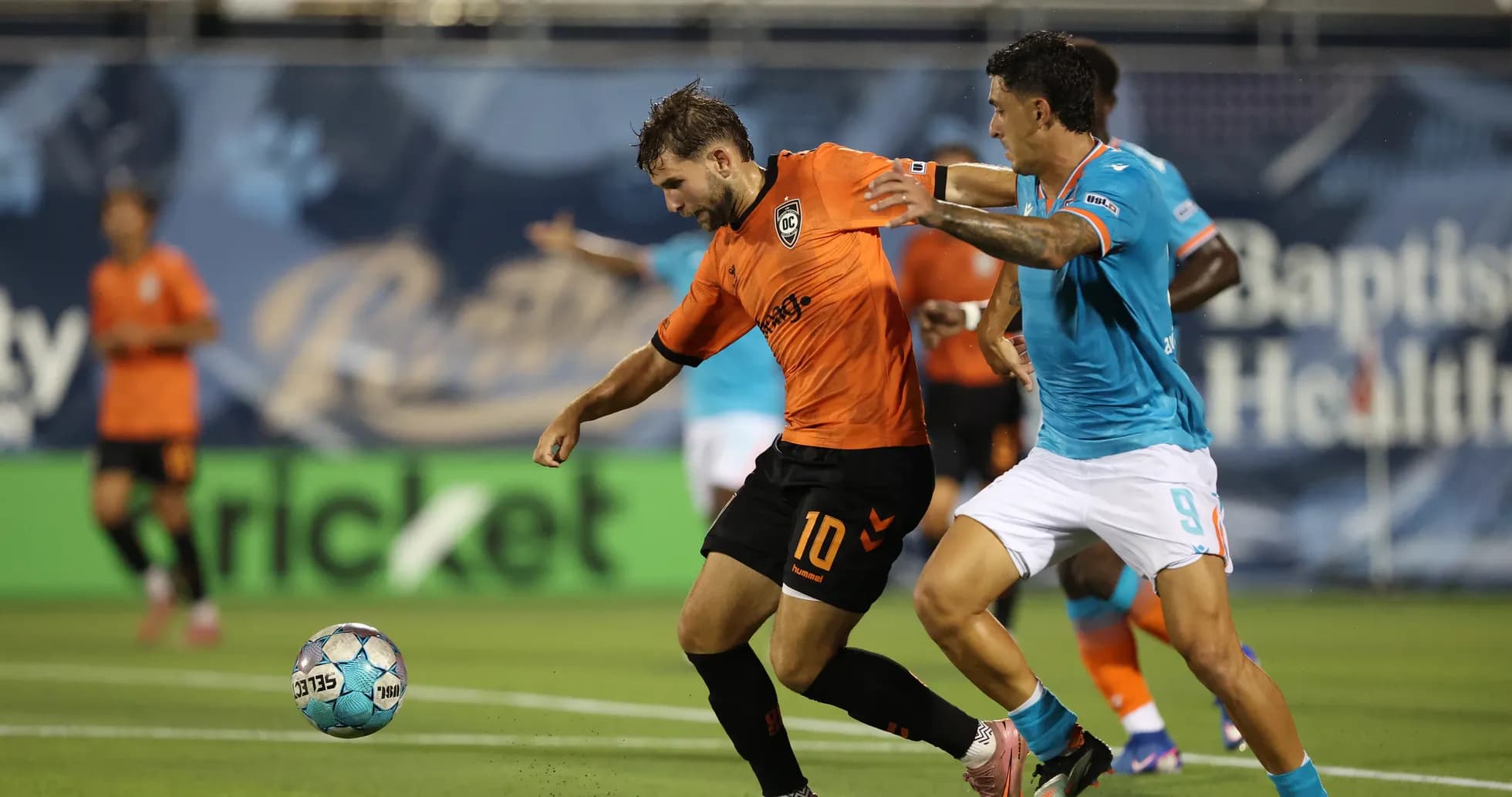 Jugador de Miami FC luchando por el balón Jugador de Miami FC luchando por el balón