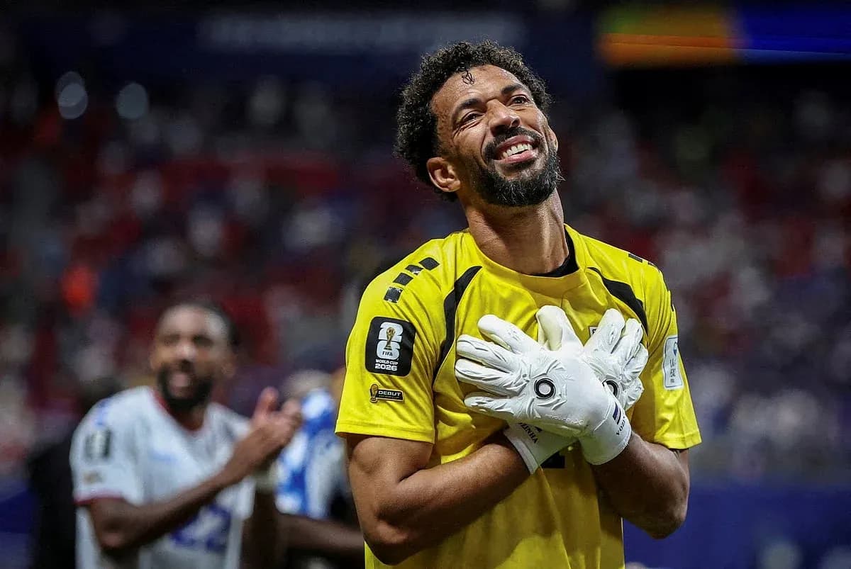 Portero sonriendo con guantes después del partido Portero sonriendo con guantes después del partido