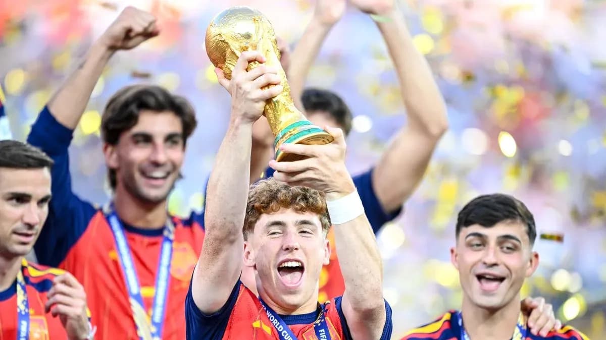 Jugador levantando la Copa del Mundo con compañeros Jugador levantando la Copa del Mundo con compañeros