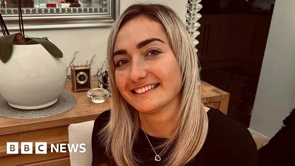 Mujer sonriendo frente a una mesa decorada Mujer sonriendo frente a una mesa decorada