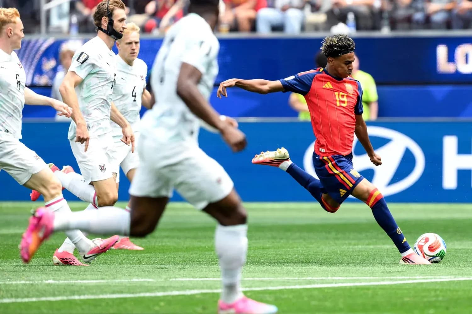 Jugador español disparando a portería Jugador español disparando a portería