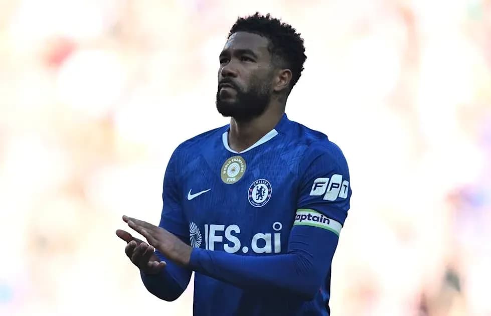 Jugador de Chelsea aplaudiendo durante el partido Jugador de Chelsea aplaudiendo durante el partido