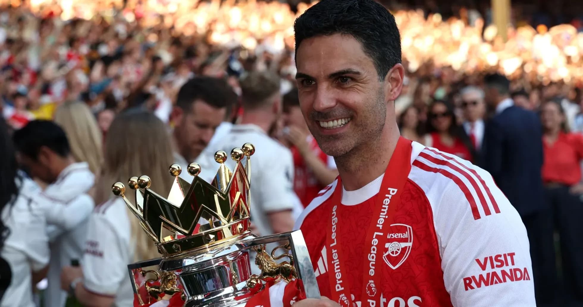 Entrenador de Arsenal sosteniendo trofeo de Premier League Entrenador de Arsenal sosteniendo trofeo de Premier League