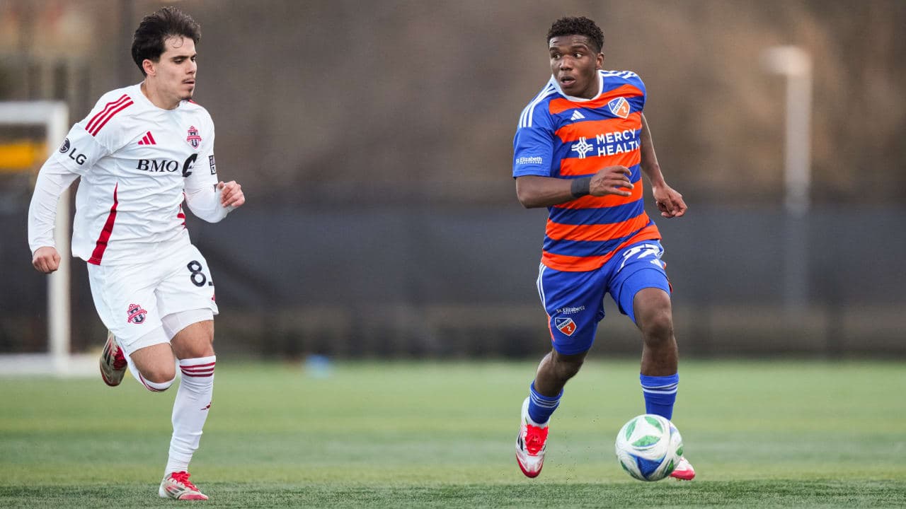 Jugador de FC Cincinnati II con balón Jugador de FC Cincinnati II con balón
