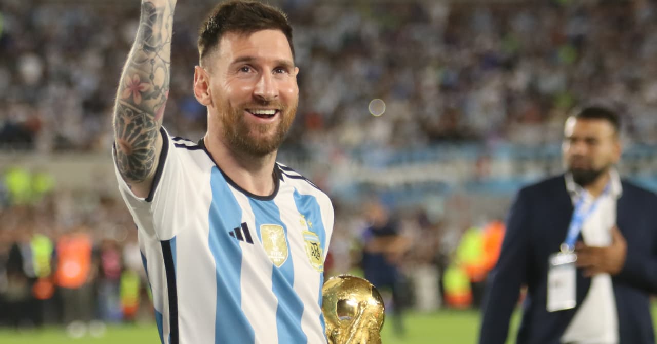 Jugador argentino levantando trofeo de la Copa del Mundo Jugador argentino levantando trofeo de la Copa del Mundo