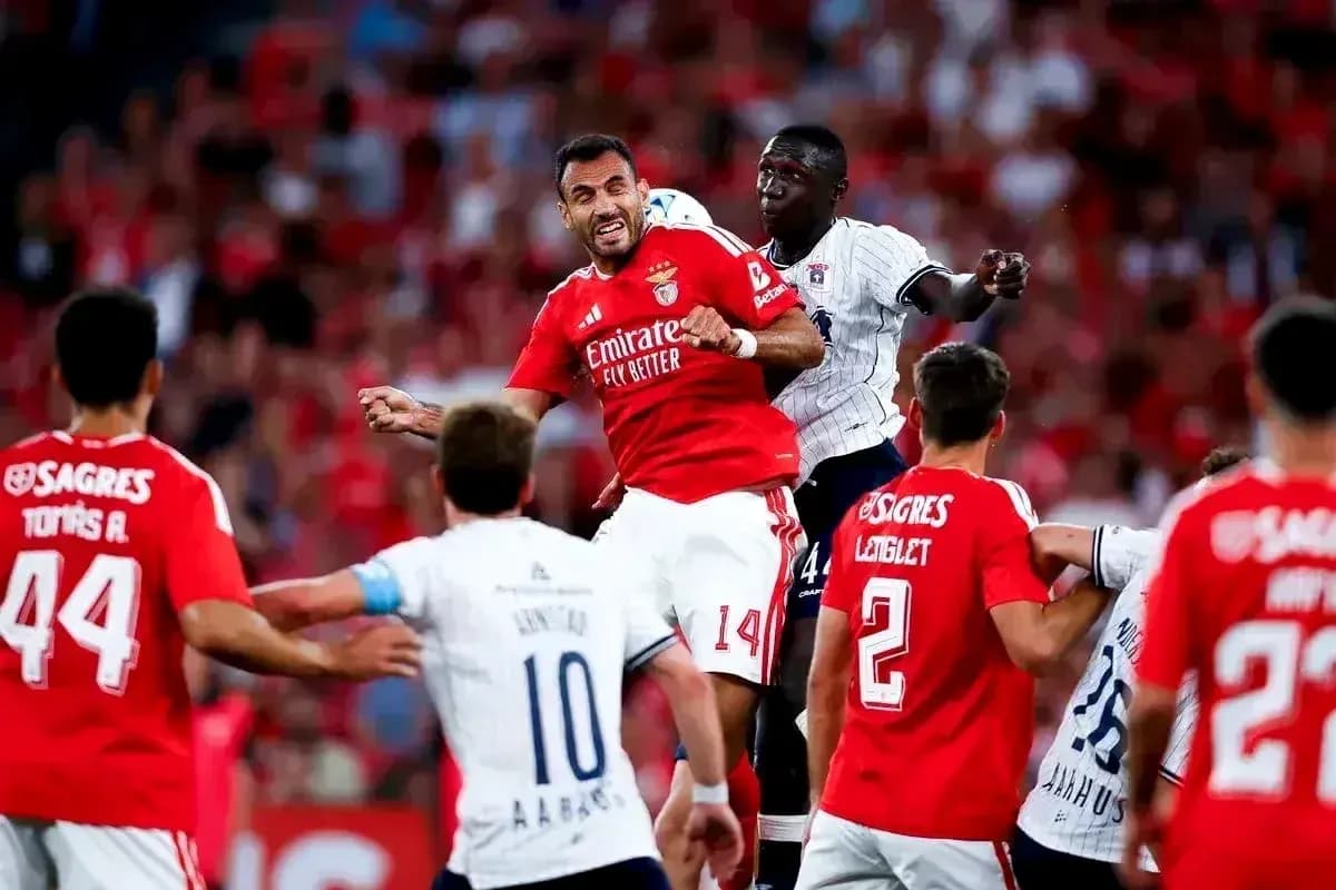 Acción durante el partido Aarhus vs Benfica Acción durante el partido Aarhus vs Benfica