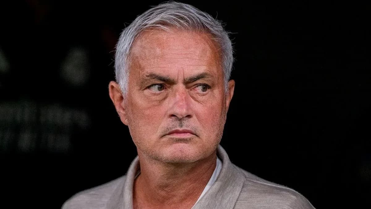 Entrenador observando el partido desde el banquillo Entrenador observando el partido desde el banquillo