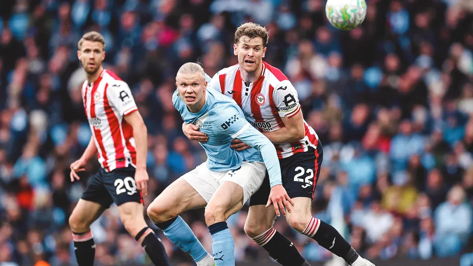Haaland luchando por el balón contra Brentford Haaland luchando por el balón contra Brentford