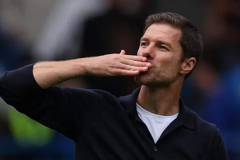 Entrenador saludando con un beso al público Entrenador saludando con un beso al público