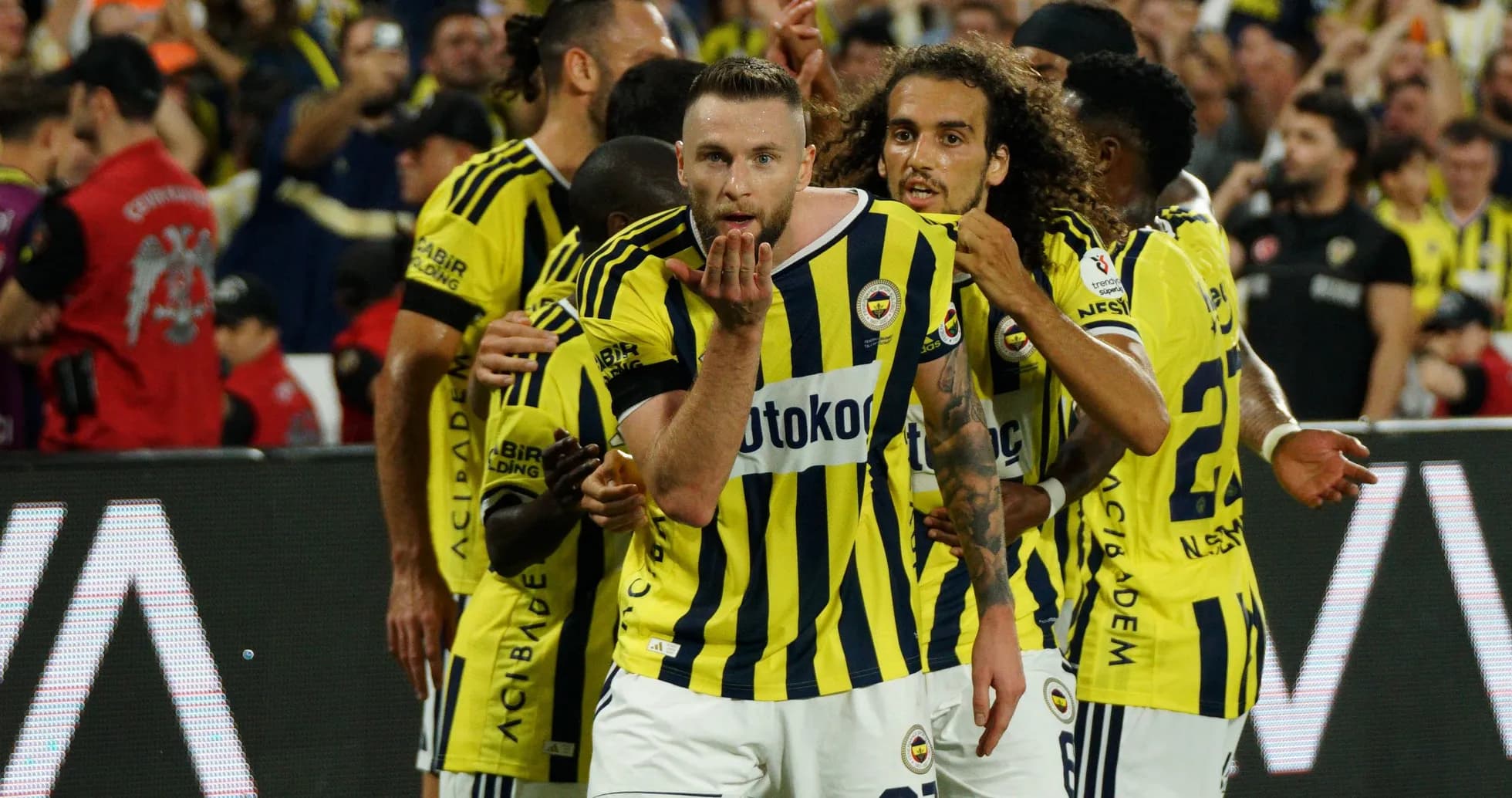 Jugadores de Fenerbahçe celebrando un gol en el estadio Jugadores de Fenerbahçe celebrando un gol en el estadio